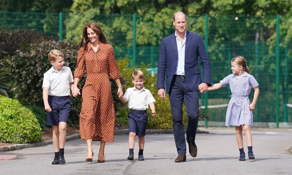 La familia real vive en una imponente casa  junto a sus hijos en común.