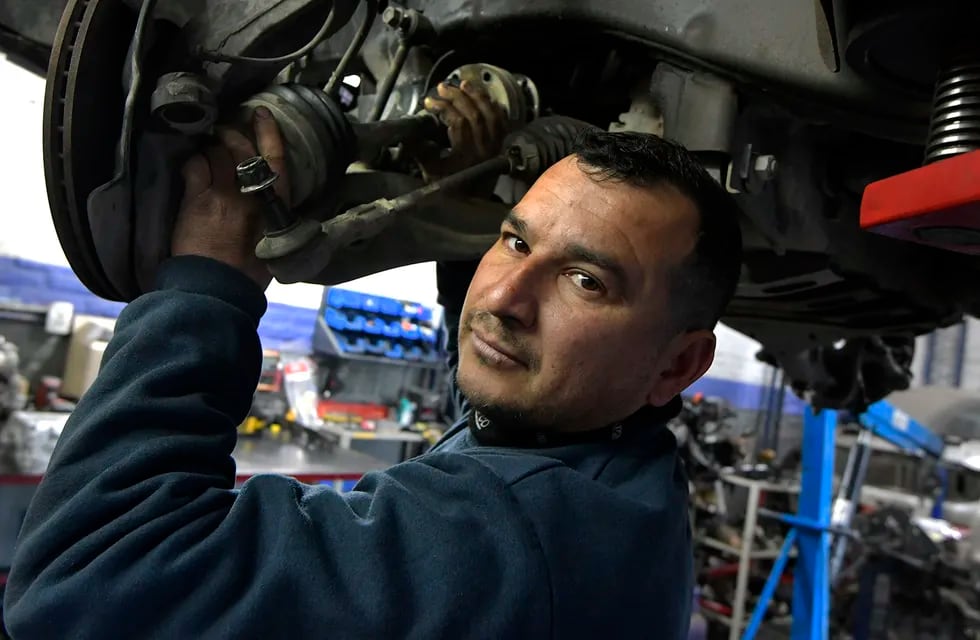 El mecánico Javier Ponce , trabaja en su taller desde hace 4 años.
Foto: Orlando Pelichotti / Los Andes