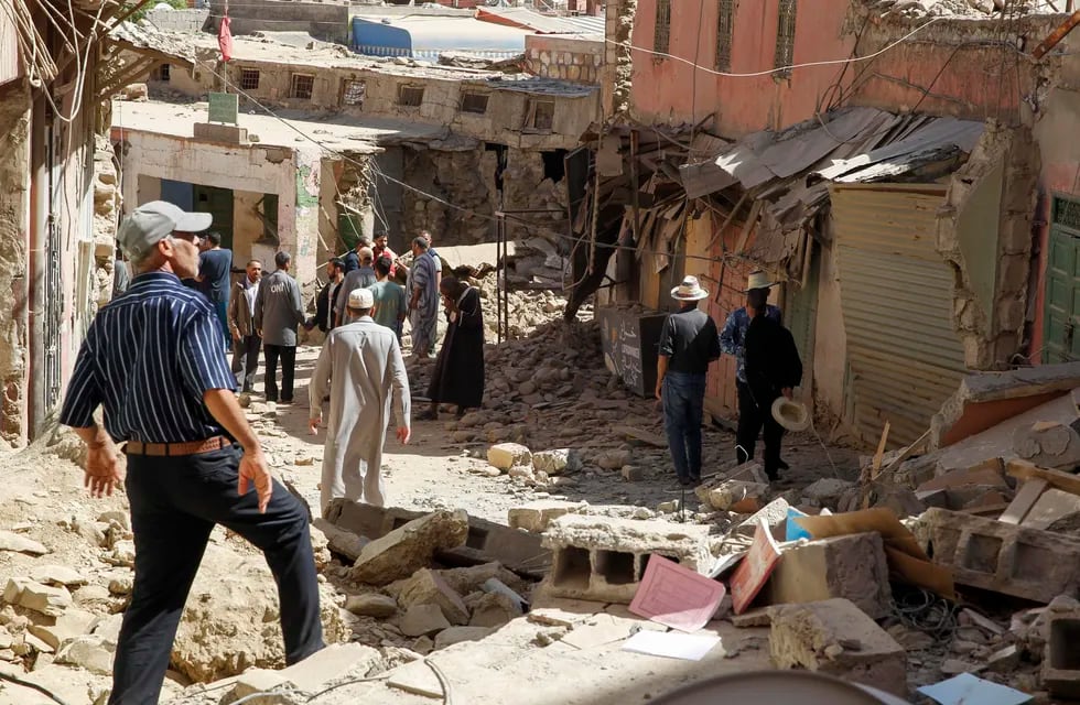 Casas destruidas y búsqueda de víctimas en la ciudad de Amizmiz, situada a unos 30 kilómetros del epicentro del terremoto. La cifra de muertos por el sismo llegó a las 2012. EFE/ María Traspaderne