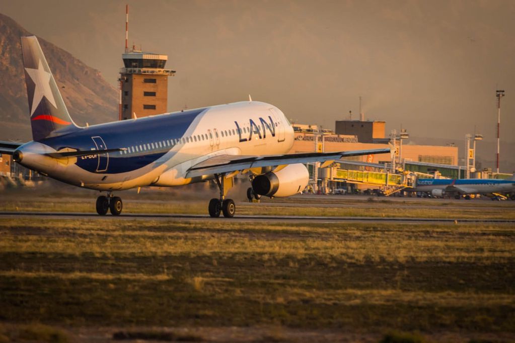 Latam deja de volar cabotaje y Mendoza pierde 20 vuelos. Ignacio Blanco / Los Andes