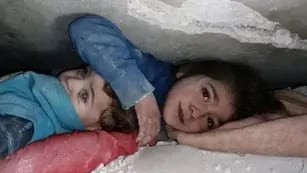 Hermanos bajo los escombros en Siria