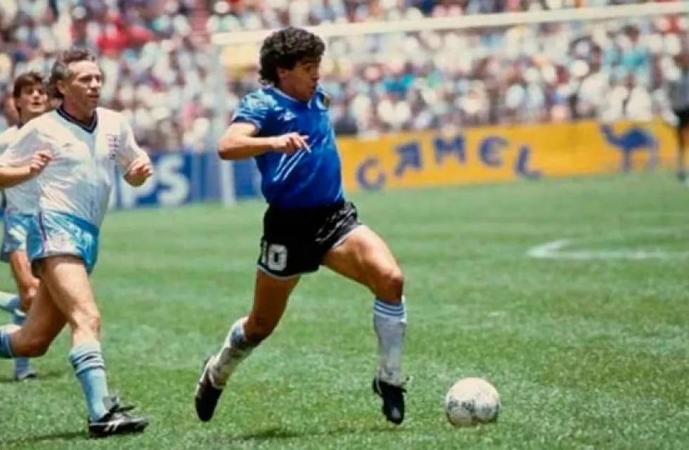 Maradona encara a toda Inglaterra en 1986. Segundos después les marcaría el mejor gol de todos los tiempos.