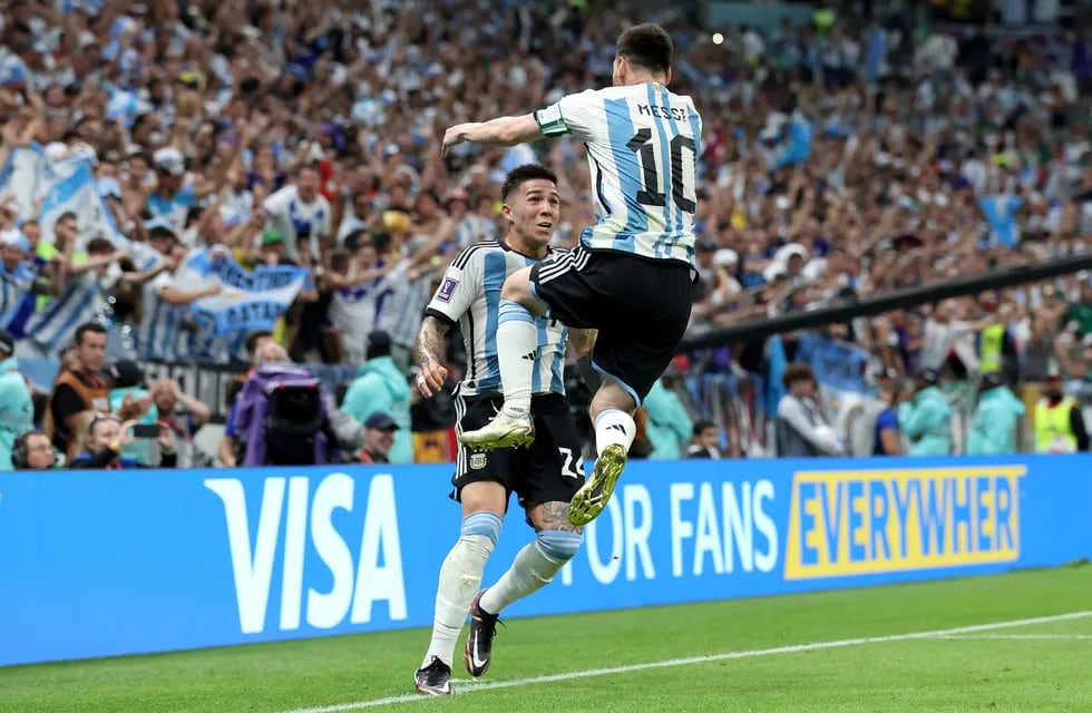 Enzo Fernández y Lionel Messi festejan el segundo gol de la Selección Argentina ante México por el Grupo C del Mundial de Qatar. / Prensa Selección Argentina.