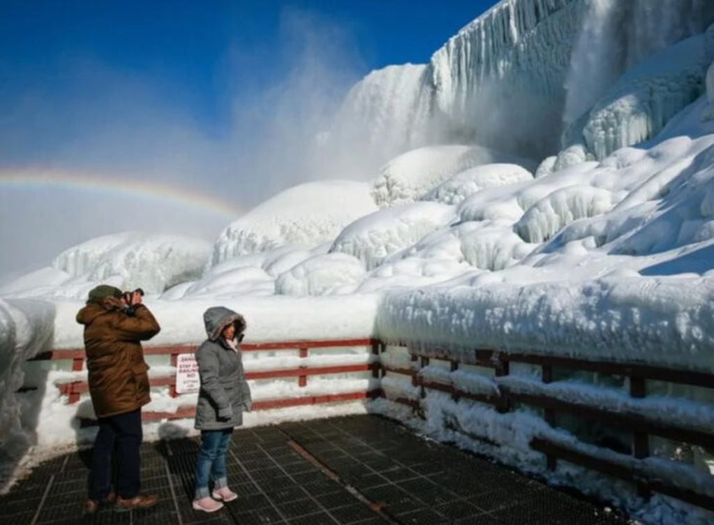 La ola de frío congeló parte del salto y brindó un panorama único para los visitantes.
