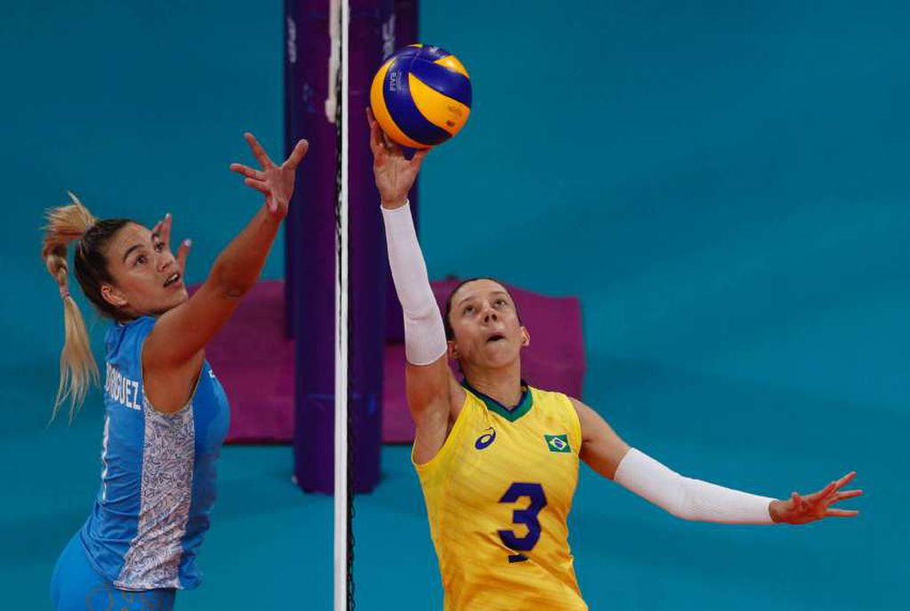 
Foto: AP | La argentina Elina Rodríguez, izquierda, salta para bloquear a Macris Carneiro de Brasil en el partido de la ronda preliminar de voleibol femenino.
   