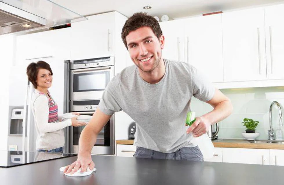 Él o ella: ¿quién hace las tareas de la casa?