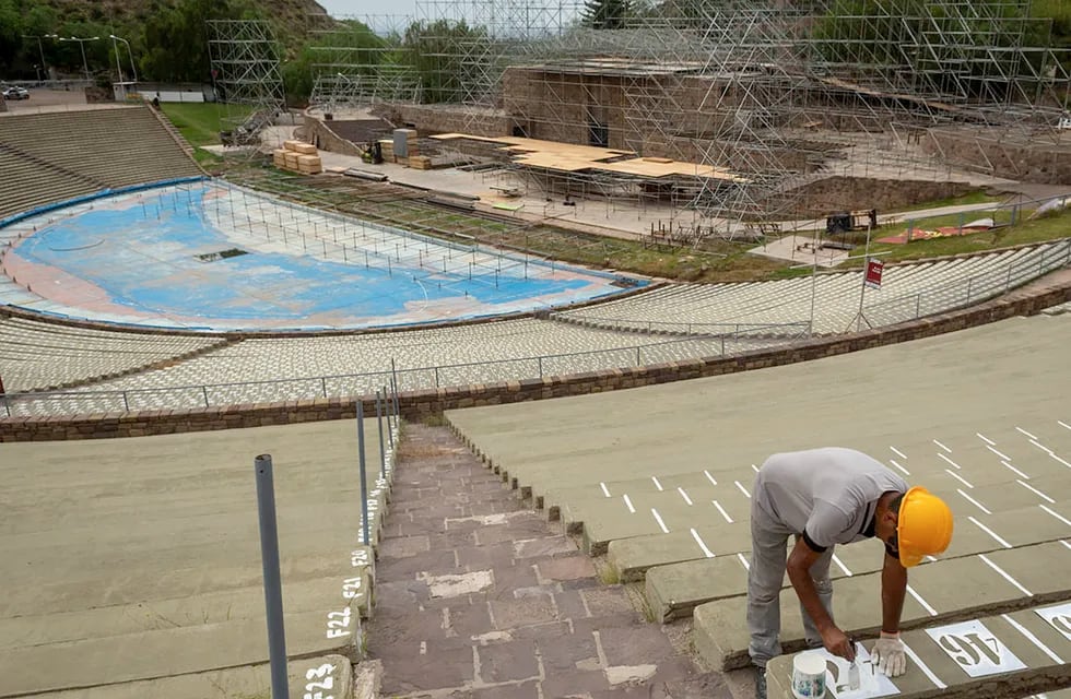 Están pintando las gradas, que sufren un deterioro normal por la exposición al aire libre, y realizando mantenimiento de pisos. Foto: Ignacio Blanco / Los Andes
