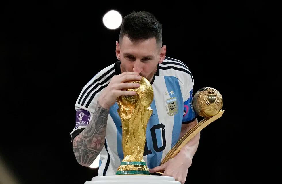 Lionel Messi besa la Copa del Mundo tras la final del 18 de diciembre de 2022 ante Francia, en el Lusail de Qatar. / AP