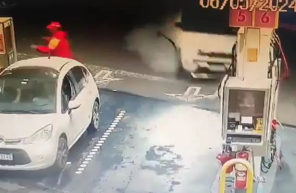 Se viralizó el impactante video del choque de Tiago Palacios contra una estación de servicio