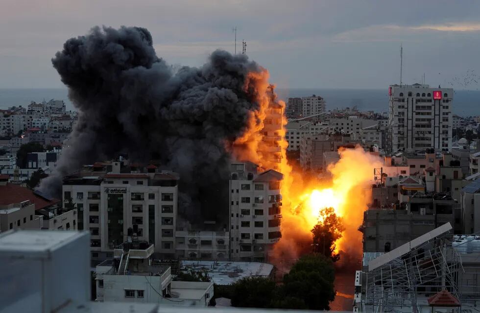 Una bola de fuego y humo se eleva a partir de una explosión en una torre de apartamentos palestina luego de un ataque aéreo israelí en la ciudad de Gaza.