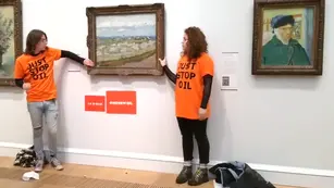 Dos militantes ecologistas protestaron pegándose a un cuadro de Van Gogh en Londres