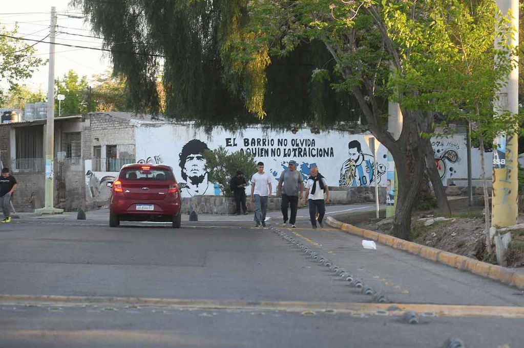 Inseguridad en el barrio San Martín de Ciudad, donde cotidianamente los vecinos son víctimas de situaciones de violencia. 
Padre Llorens, calle principal del barrio 
Foto: José Gutierrez / Los Andes 