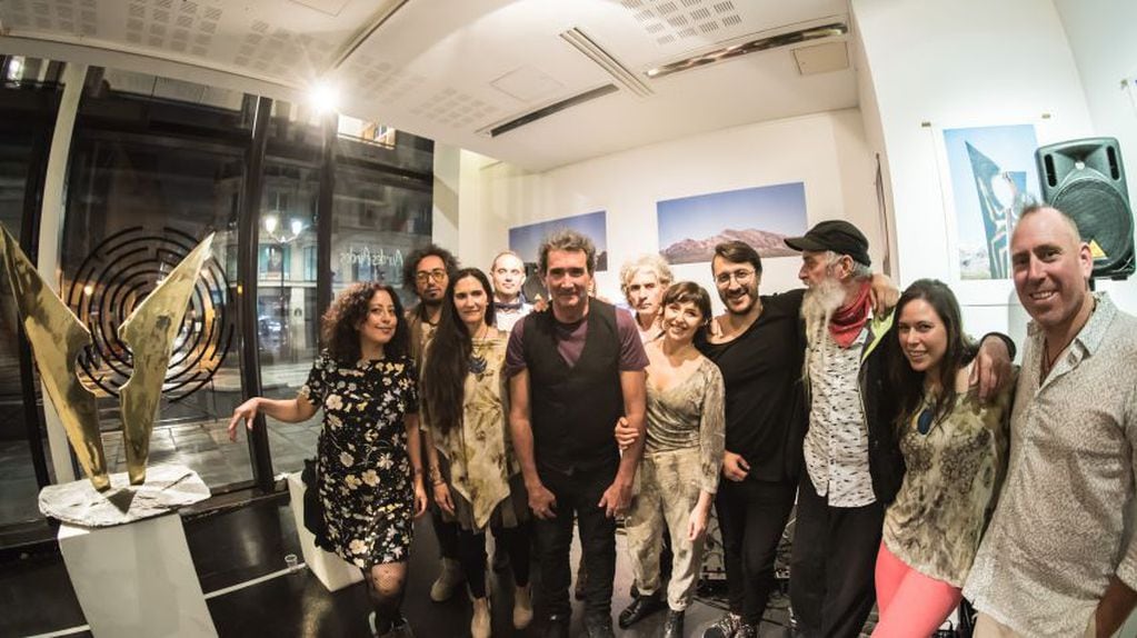 
Yamila Marañón junto a los artistas locales que la acompañaron en la inauguración de “Aires de los Andes”. | Orlando Pelichotti / Los Andes
   