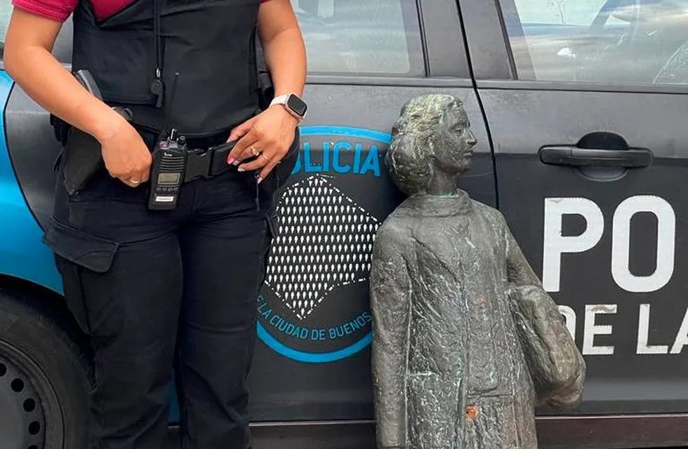 Encontraron la estatua de Ana Frank en villa 31 de Retiro. (Twitter / @javoloza)