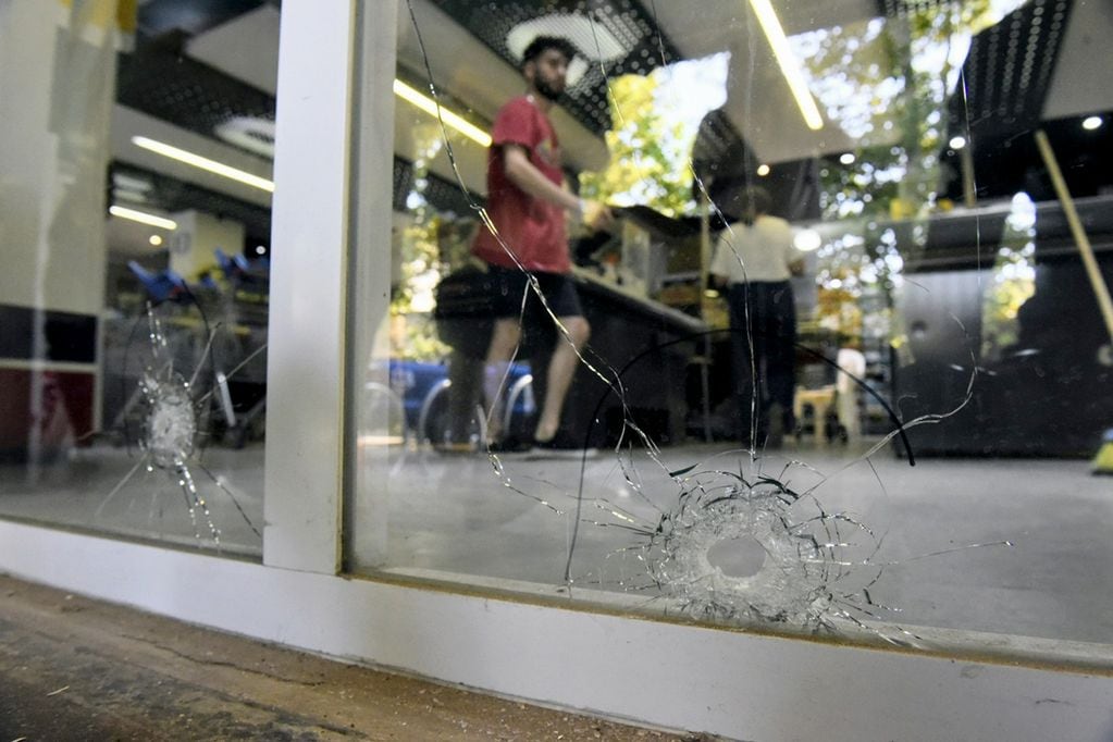 Los impactos en el vidrio del local de la familia Roccuzzo  traspasaron la persiana. (Gentileza Clarín)