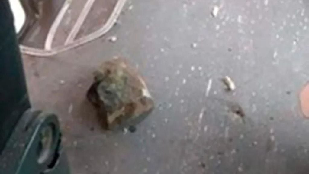 Una piedra cayó desde un cerro y rompió el techo de un colectivo colmado de pasajeros
