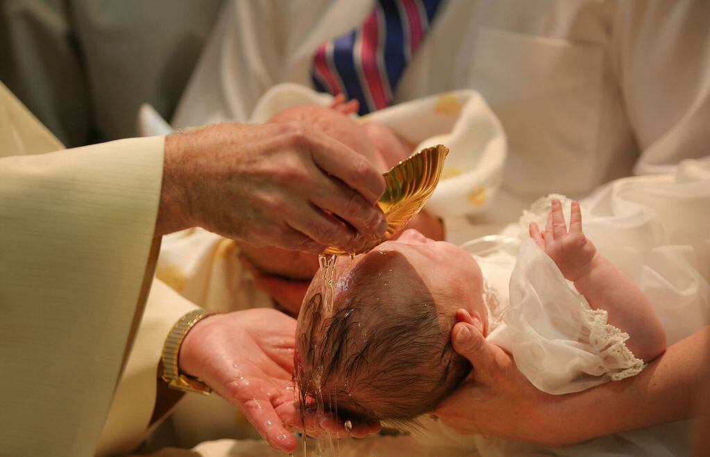 Un sacerdote se equivocó en el rito de bautismo y miles de fieles deberán volver a realizarlo años después.