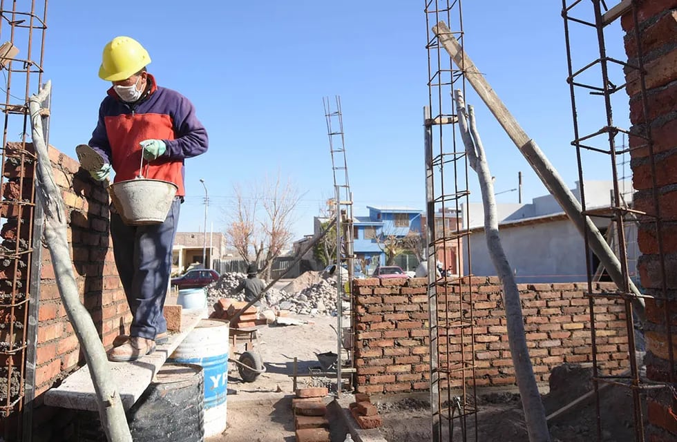 Obreros trabajan en la construcción de una vivienda, en el departamento de Junín.