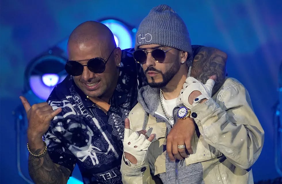 El dúo puertorriqueño de reggaeton Wisin & Yandel posan para fotos después de una conferencia de prensa en Miami, donde anunciaron su gira final.