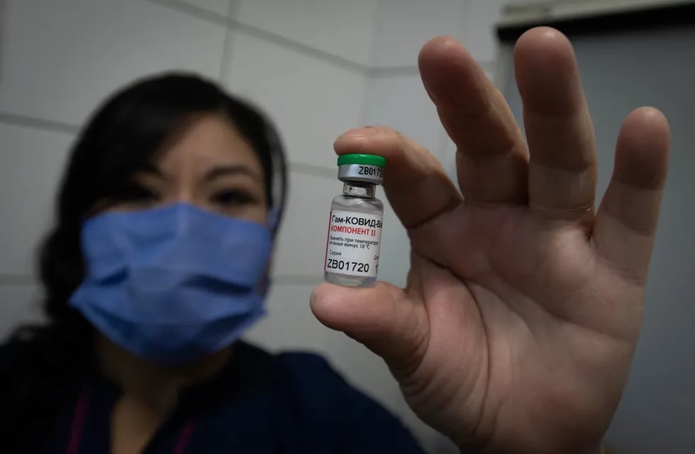 El personal de salud del Hospital Central de la provincia de Mendoza ya se está vacunando con la segunda dosis de la vacuna Sputnik V. Foto: Ignacio Blanco / Los Andes