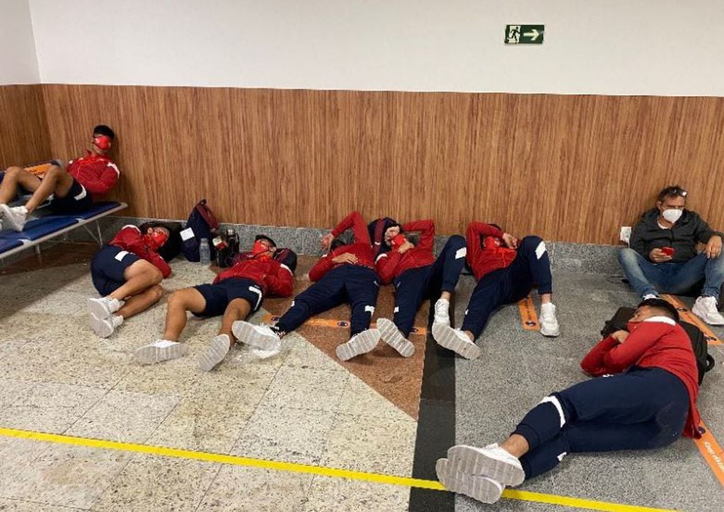 Los jugadores del Rojo tuvieron que dormir en el piso de un aeropuerto. / @gastonedul
