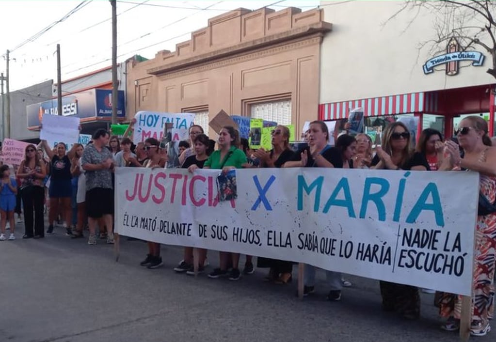 Allegados a María Isabel Speratti pidieron justicia tras el femicidio. Foto: Twitter/@canuelasaldia