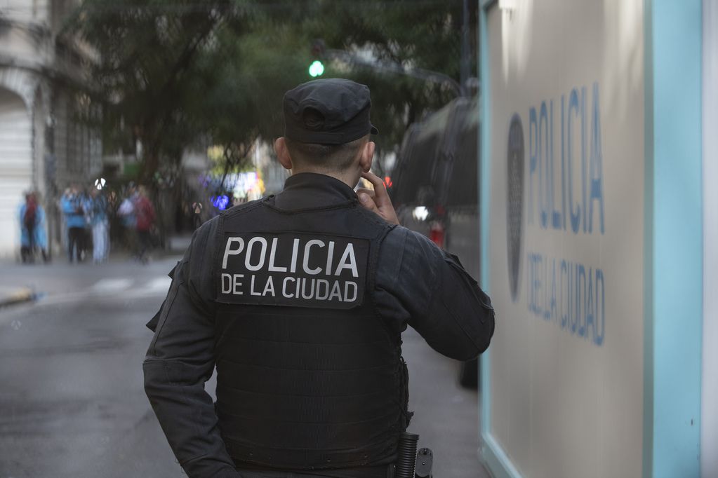 El domicilio de la vicepresidenta Cristina Fernández se encuentra vallado por la policía de la ciudad. / Foto: Clarín.