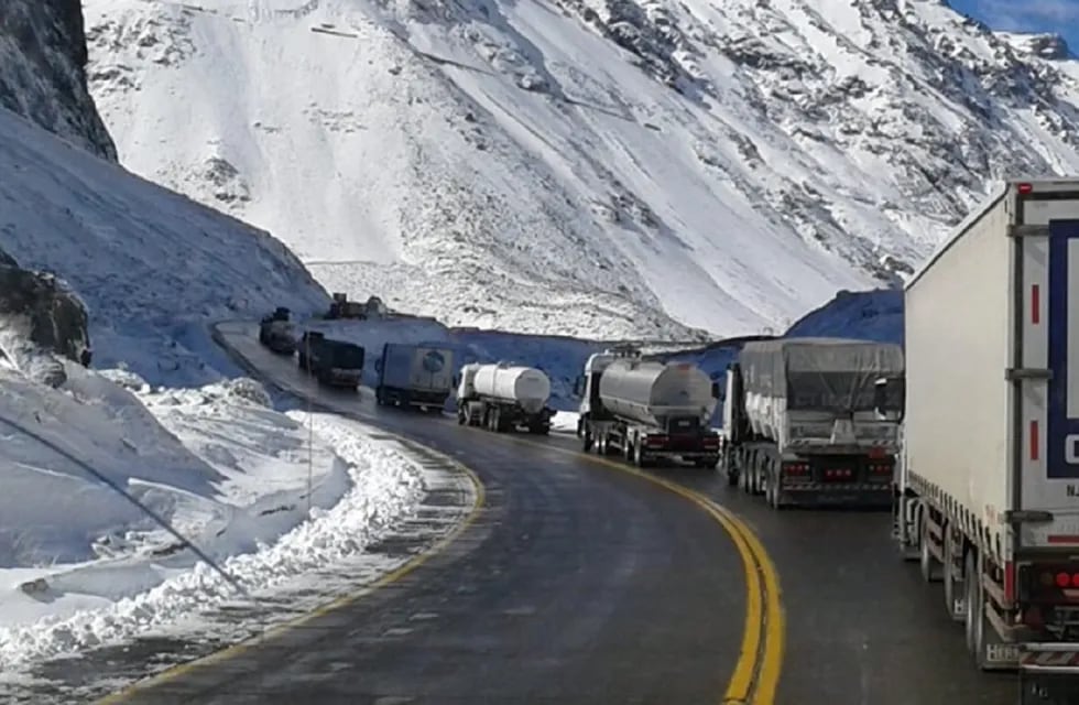 Tránsito de camiones rumbo al paso Cristo Redentor (Prensa Gendarmería / Imagen ilustrativa)