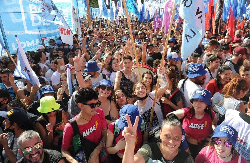 Miles de personas se reúnen en la Plaza de Mayo por el festival “Democracia para siempre”, donde se celebra el Día de la Democracia y los Derechos Humanos. Foto: Clarín