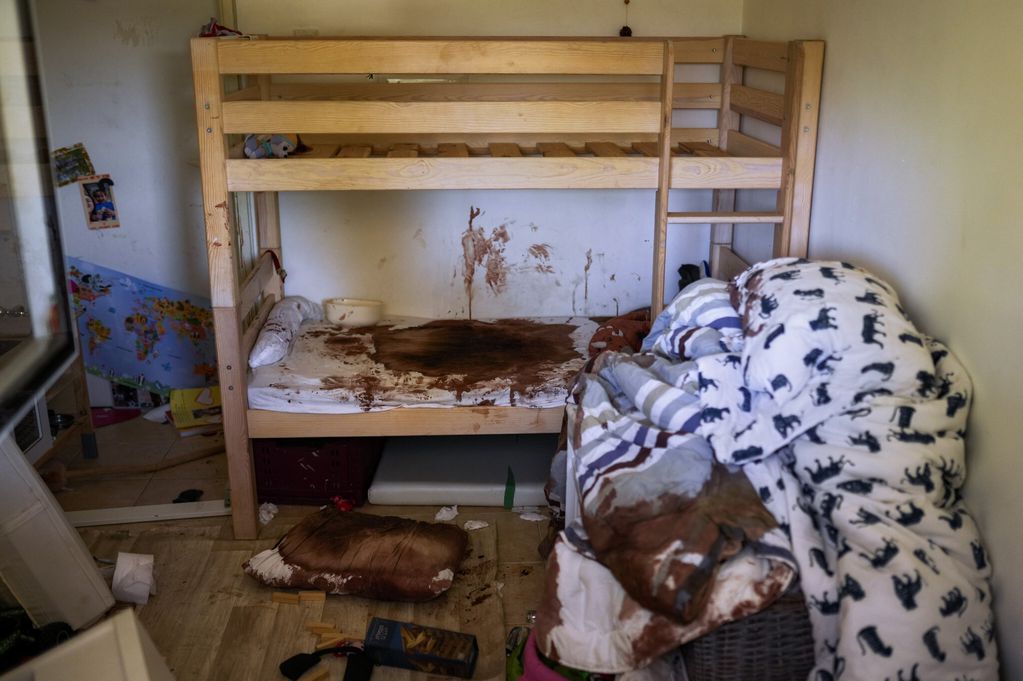 La habitación de unos niños completamente ensangrentada en algún kibutz israelí es uno de los registros que confirman la saña con la que los terroristas de Hamás actuaron contra los civiles el 7 de octubre.