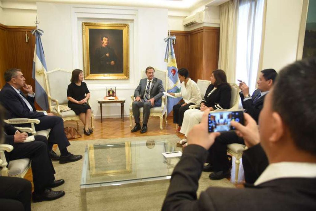 
Acuerdo. La delegación china junto a Suárez y parte de su gabinete.  | Prensa Gobierno
   