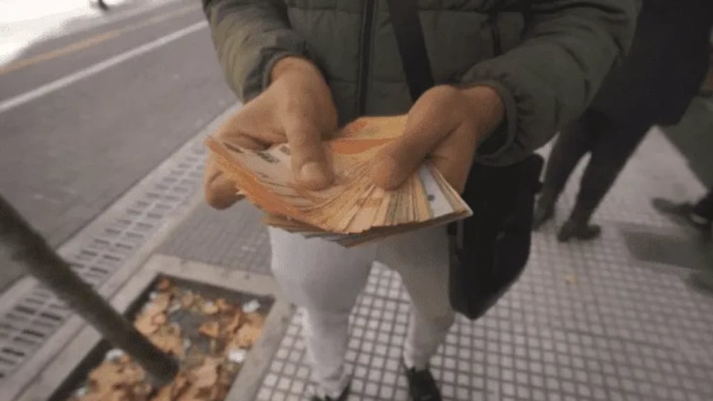 Uno de los creadores de contenido contó que en Perú, 100 dólares equivalen a "dos billetes de $200" Foto: Captura Video