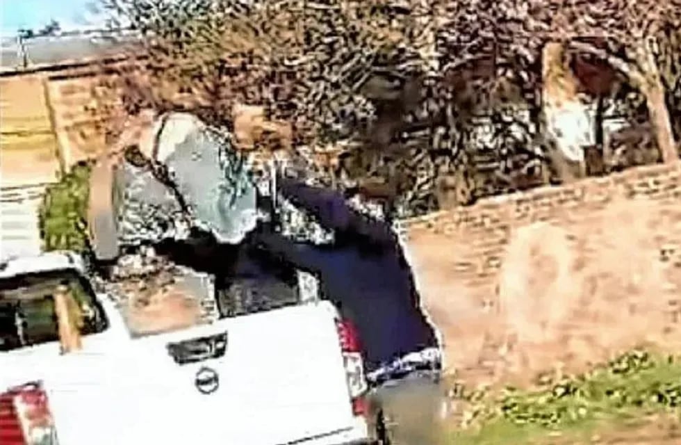 Vecinos atraparon a un ladrón, lo ataron con una soga y lo tiraron en la caja de un patrullero - Captura de video