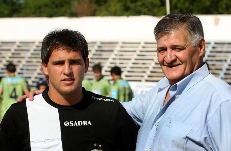 El recordado Pedro Castellino con su hijo Diego, también árbitro. / archivo