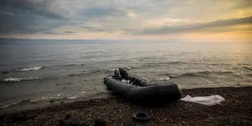 Balsa de inmigrantes sobre la costa griega
