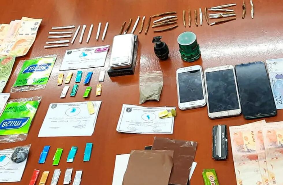 Personal policial secuestró más de $17 mil pesos, plantas de marihuana, cocaína y teléfonos celulares.