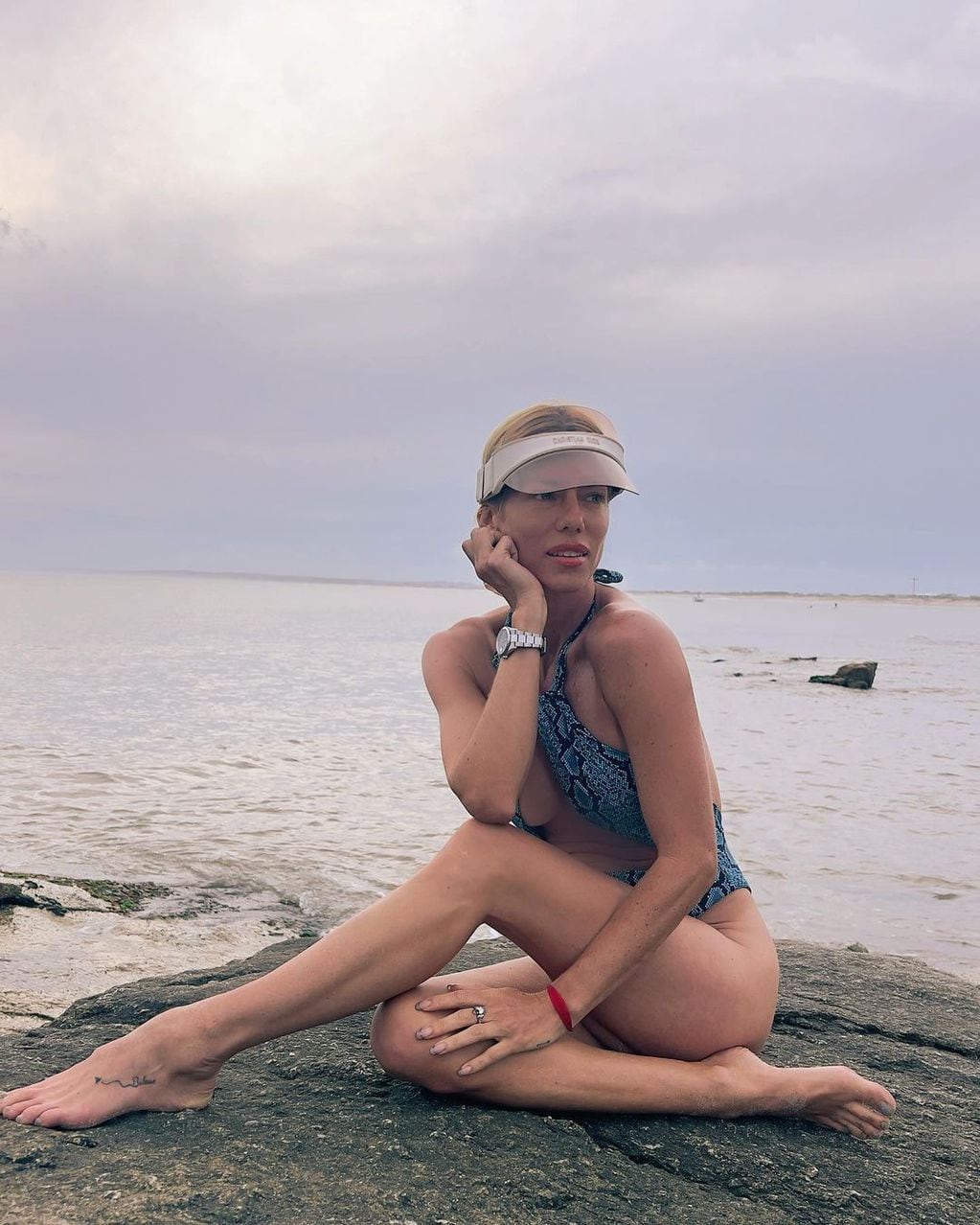 Nicole Neumann disfruta de Punta del Este y modela con trajes de baño infartantes