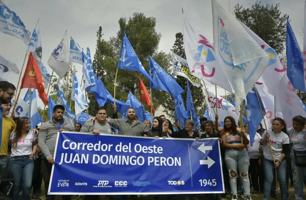 Los movimientos sociales se manifestaron en el Día de la Lealtad Peronista. Foto: Orlando Pelichotti / Los Andes