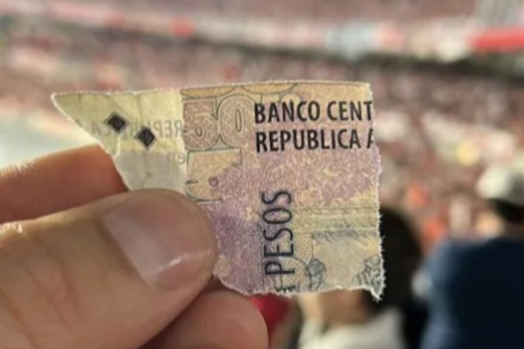 Hinchas de Fortaleza rompieron billetes de $50, $100 y $1000 para reírse de la devaluación argentina.