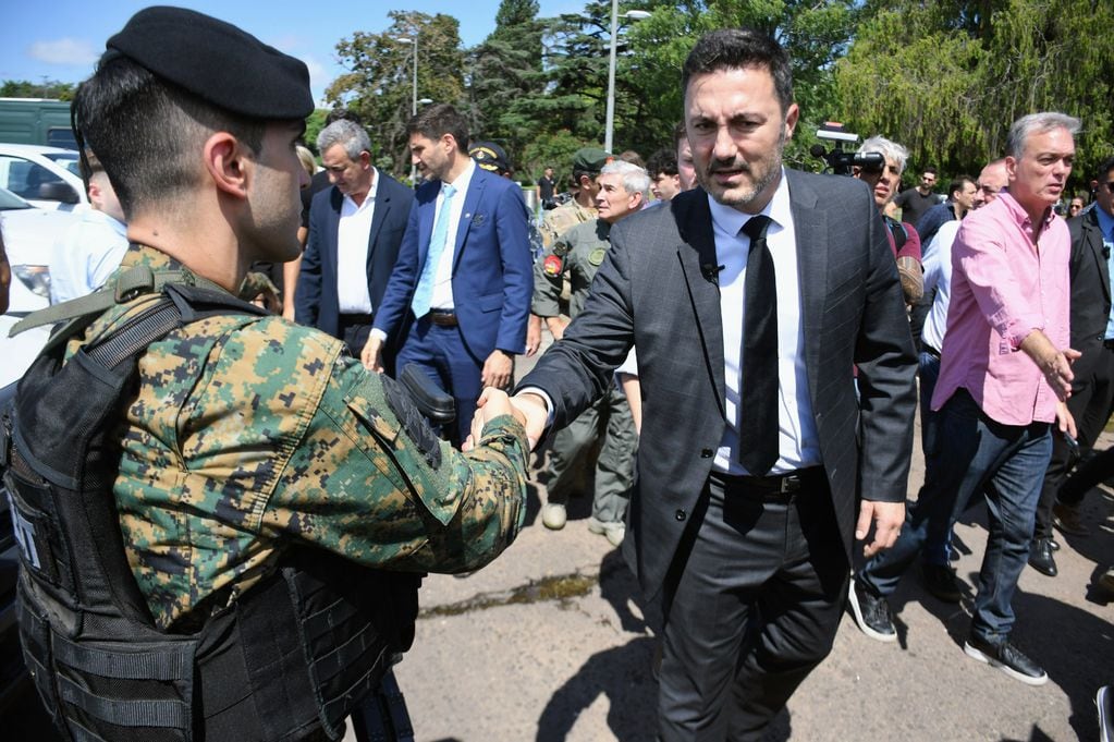 El ministro de Defensa, Luis Petri, viajó a Rosario para monitorear el despliegue del operativo a cargo de las Fuerzas Armadas - Clarín