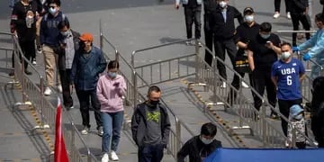 Clases suspendidas, testeos masivos y barrios confinados en Beijing. AP