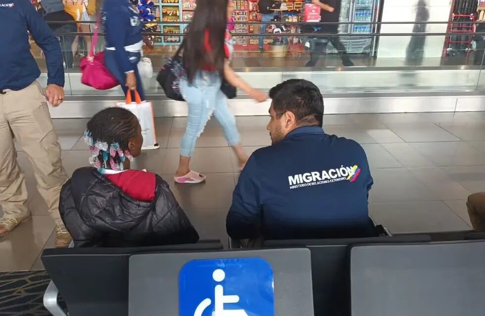 Dos niños migrantes africanos fueron abandonados en el aeropuerto de Bogotá - Foto Migraciones Colombia