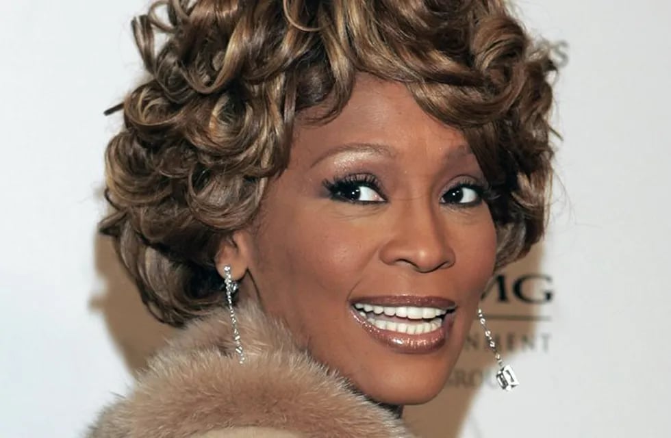 Whitney Houston póstumamente se convirtió en la primera artista negra en conseguir su tercer disco de diamante.