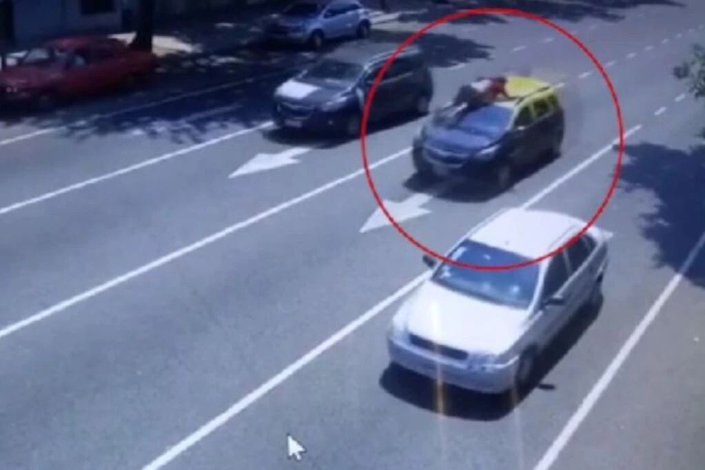 Tras robarle el auto, el delincuente viajó a toda velocidad con el taxista en el capó.