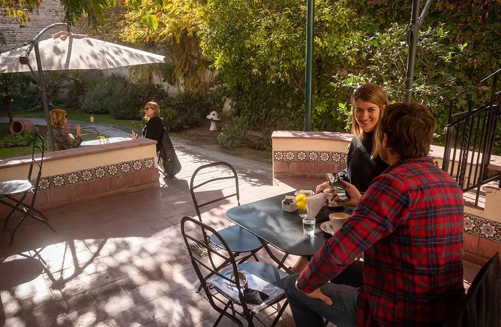 Cada vez más cafés abren sus patios y ponen mesas a la aire libre pare evitar contagios de Covid-19. Foto: Ignacio Blanco / Los Andes