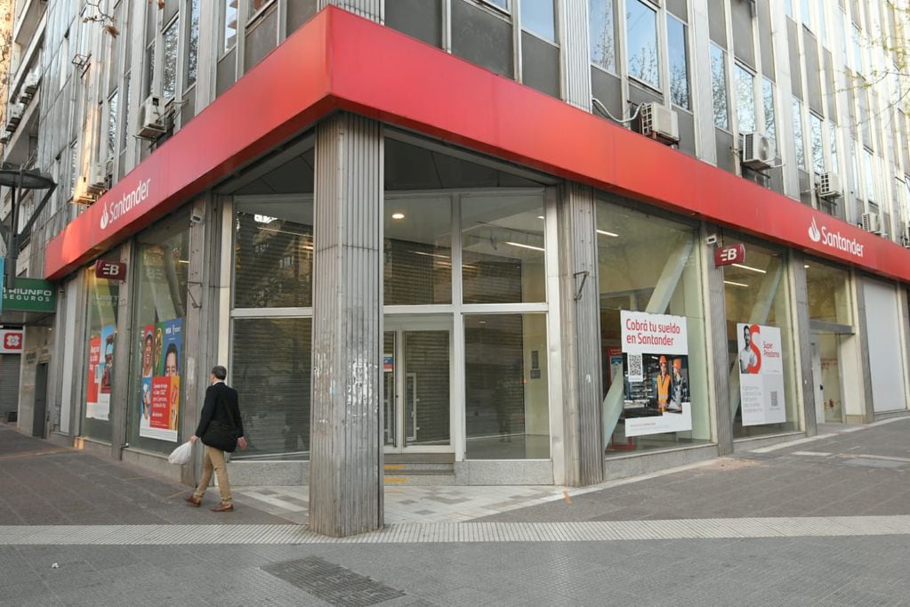 Los bancos no abrieron el viernes en Mendoza. - Orlando Pelichotti / Los Andes