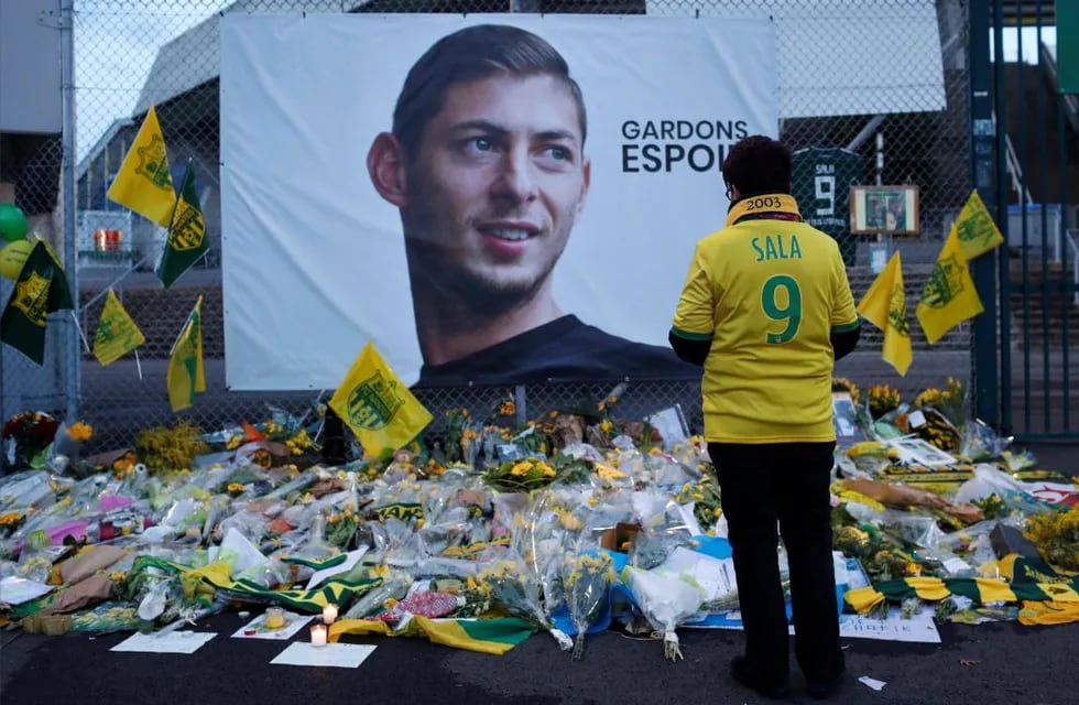 Los hinchas del Nantes sintieron con gran dolor la muerte del futbolista. El club retiró la camiseta número “9” y le brindaron sentidos homenajes al delantero argentino. (AP)