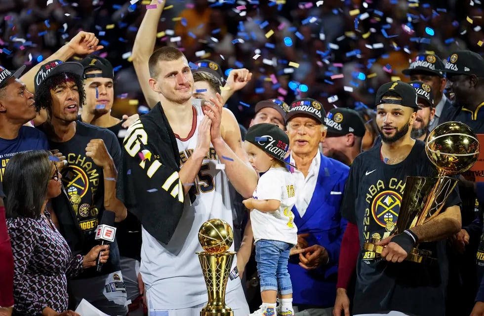 El pívot de los Nuggets, Nikola Jokic, celebra con sus compañeros tras ganar el campeonato de la NBA.  (AP Foto/Jack Dempsey)