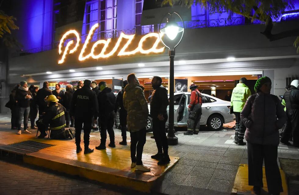 Un conductor perdió el control de su auto, se incrustó en el Teatro Plaza y atropelló a 23 personas: 15 fueron internados y 3 graves.

Foto: Mariana Villa / Los Andes