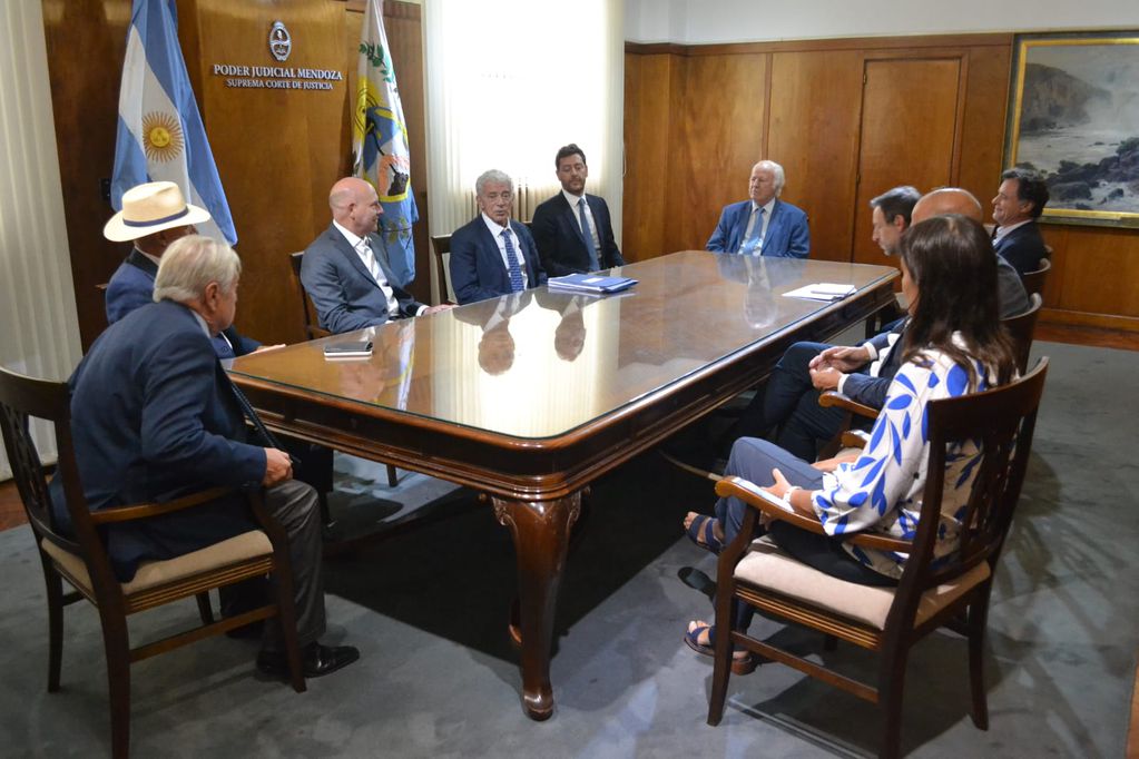 El ministro de Justicia de la Nación, Mariano Cúneo Libarona se reunió con los siete ministros de la Suprema Corte de Justicia de Mendoza. Foto: Prensa Poder Judicial.